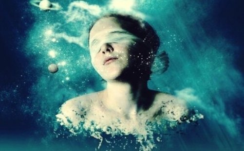 Vrouw wiens ogen bedekt zijn