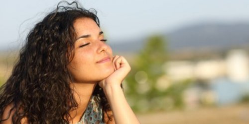 Vrouw geniet van de buitenlucht
