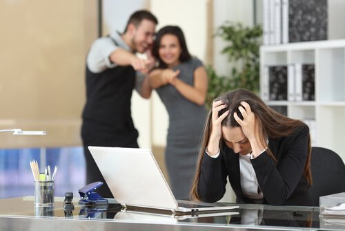 Vrouw zit met de handen in het haar