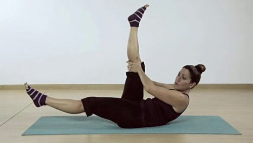 Vrouw doet pilates-oefeningen voor beginners