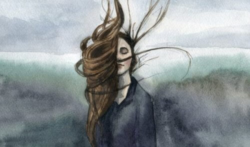 Vrouw die geniet van de wind in haar haren