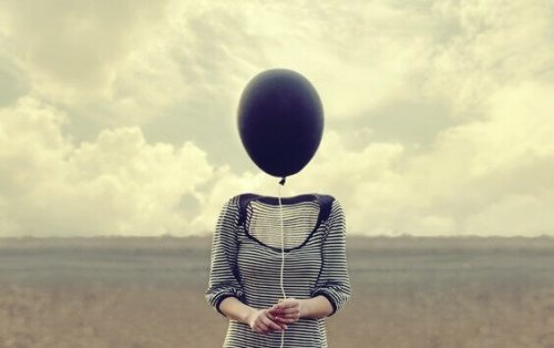 Vrouw met ballon als hoofd