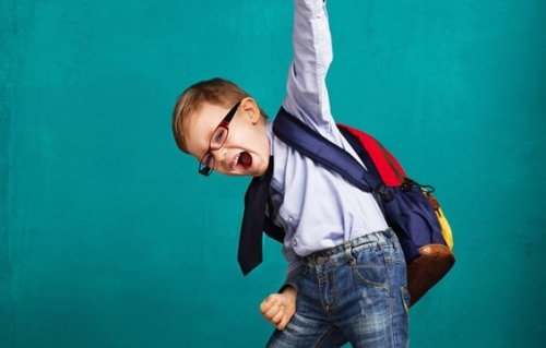 Vrolijk kind met rugzak