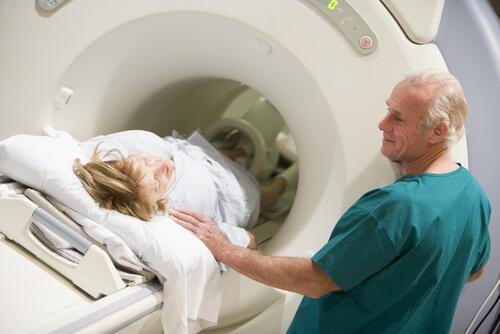 Vrouw die CT-scan krijgt