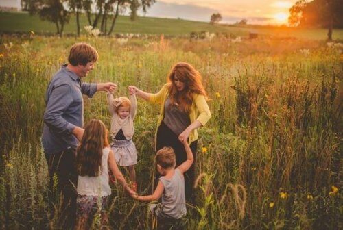Familie dansend in het gras