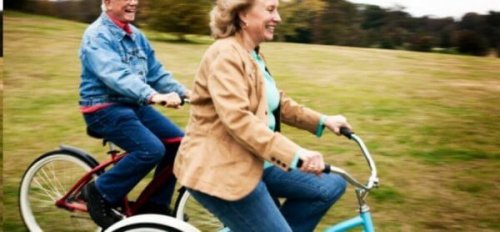 Twee oudere mensen op de fiets