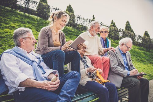 Groep ouderen op een bankje