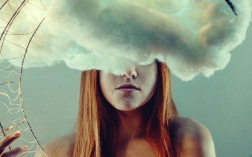 Meisje met haar hoofd in de wolken