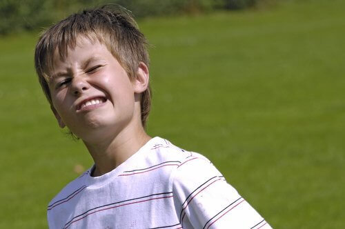 Jongetje vertoont een tic