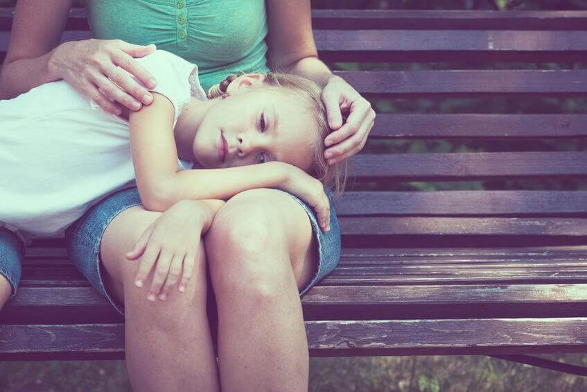 Kind rust op de schoot van de ouders