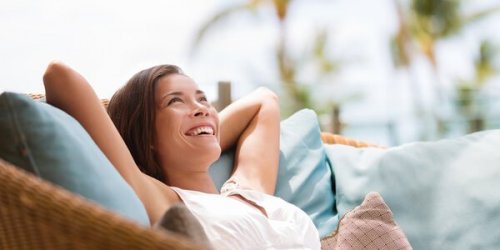 Ontspannen vrouw ligt op de bank