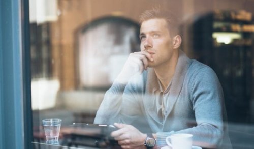 Jongen die dagdroomt