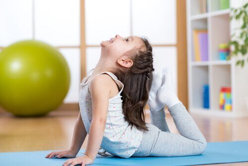 Vijf yogahoudingen voor kinderen
