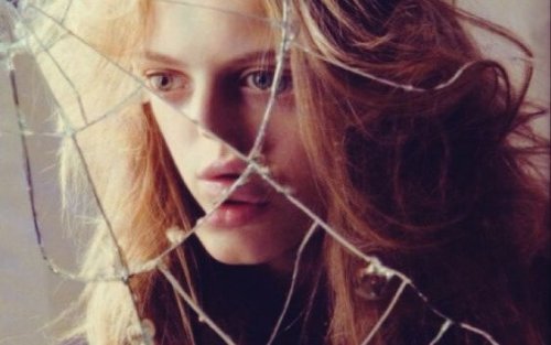 Meisje kijkt in gebroken spiegel