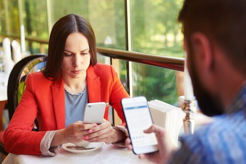 Mensen zijn bezig met hun smartphones