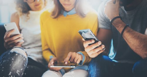 Mensen op hun mobiele telefoon