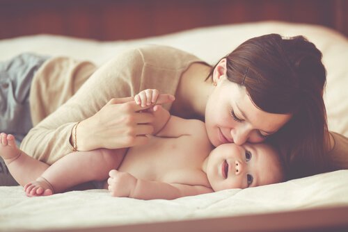 Moeder knuffelt haar baby