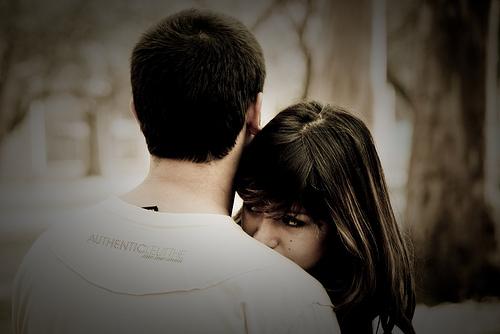 Omhelzing tussen een koppel