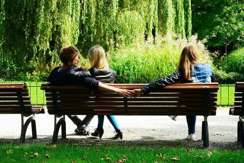 Man pakt hand andere vrouw