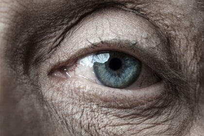 Het oog van een oudere vrouw