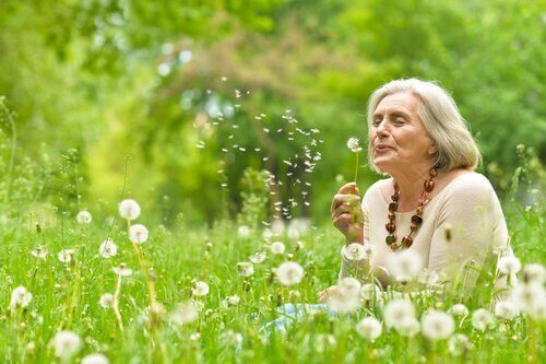 Oudere vrouw in bloemenveld