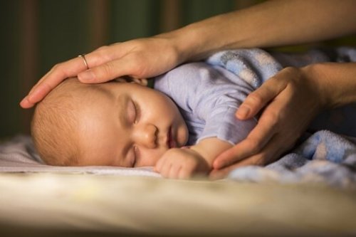 Baby die ligt te slapen