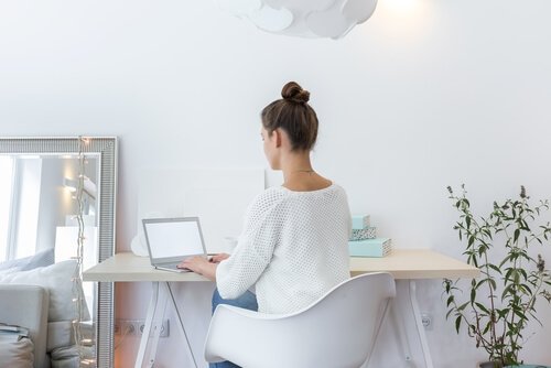 Vrouw zit achter laptop