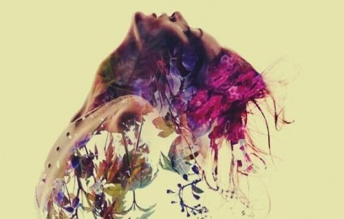 Kunstfoto van vrouw die vervaagt in bloemen