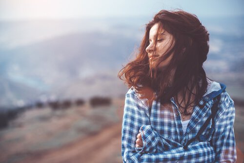 Vrouw in de buitenlucht
