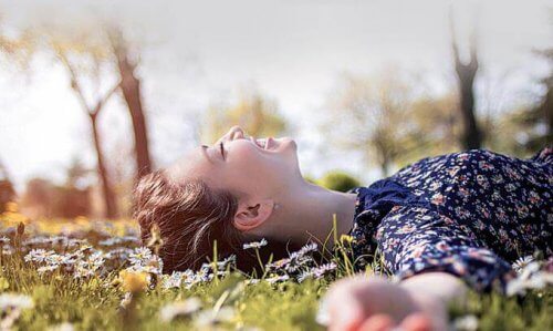 Vrouw liggend in het gras