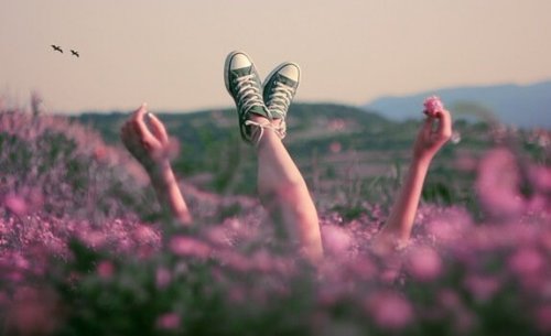 Vrouw liggend in de bloemen