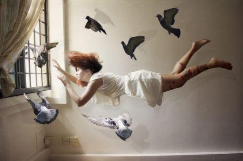 Vrouw vliegt met duiven