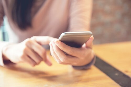 Vrouw is bezig met haar smartphone