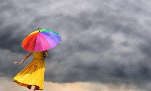 Vrouw met kleurrijke paraplu