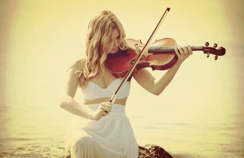 Vrouw speelt viool