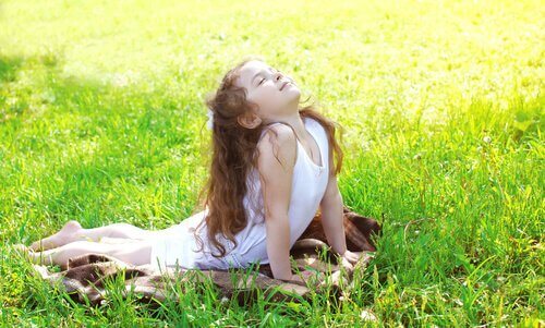 Meisje doet yoga in het gras