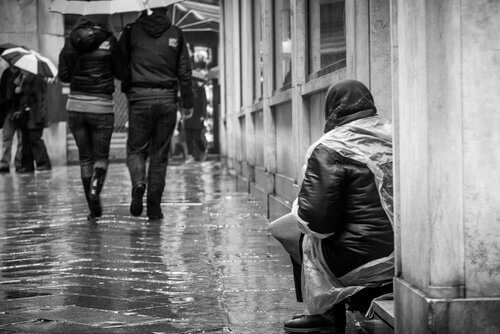 Vrouw bedelt op straat
