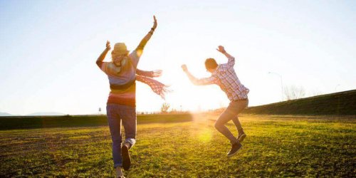 Dansende mensen in de zon
