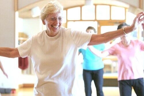 Mevrouw in wit shirt danst