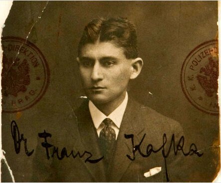 De handtekening van Franz Kafka op een foto
