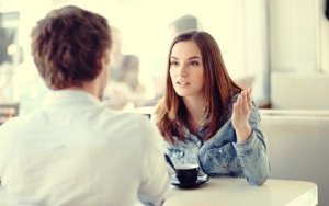 Luisteren zonder empathie: niet emotioneel verbonden