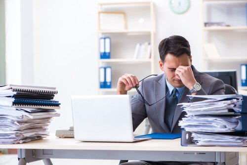 Gestreste man op het werk