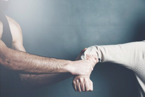 Man grijpt vrouw vast