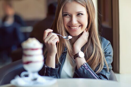 Gezonde vrouw die gezond eet