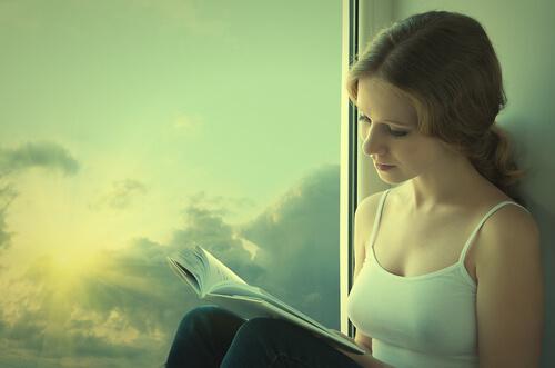 Jonge vrouw leest boek