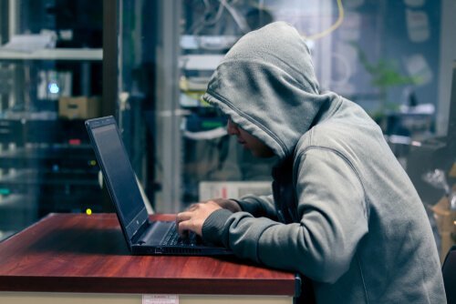 Jongen werkt op zijn laptop