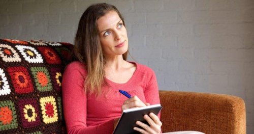 Vrouw met pen en opschrijfboekje