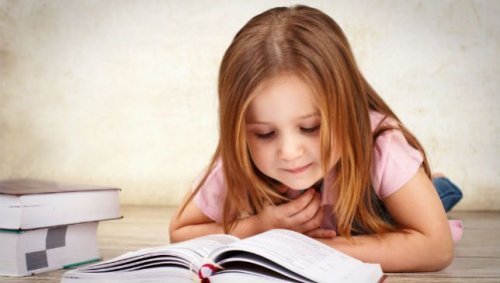 Klein meisje dat leest