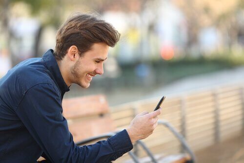 Man is aan het online daten op zijn telefoon