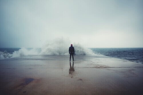 Silhouet van man op het strand